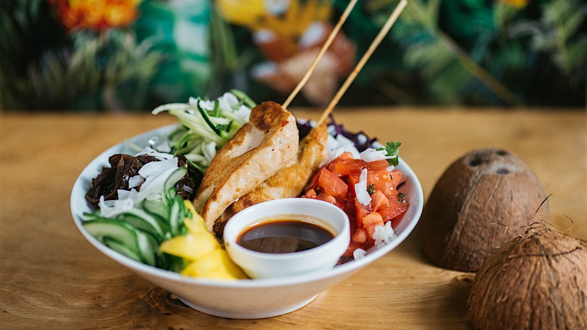 Moa Bowl z satayami z kurczaka i sosem teryaki (26 zł) z manu Raju w Niebie