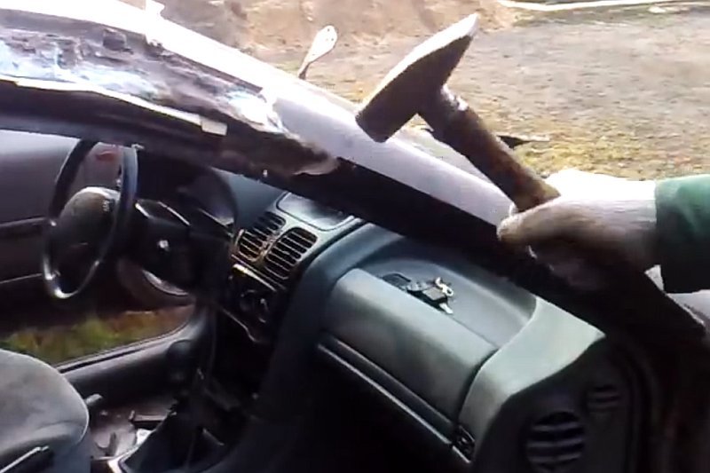 Film pokazujący rozbiórkę "betonowej" renault laguna zszokował internautów. W kilka dni zobaczyły go setki tysięcy osób.