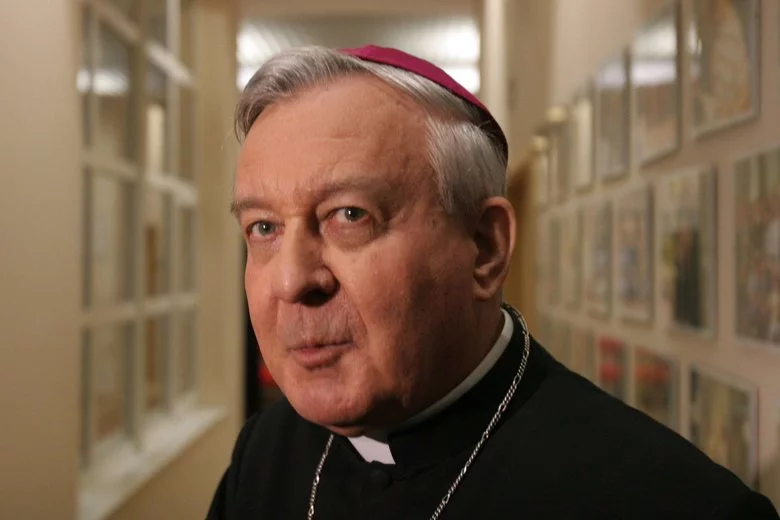 Abp Juliusz Paetz w 2002 r. złożył rezygnację na ręce papieża Jana Pawła II – miesiąc po tym, jak media opisały skandal z molestowaniem przez niego kleryków i księży archidiecezji poznańskiej.