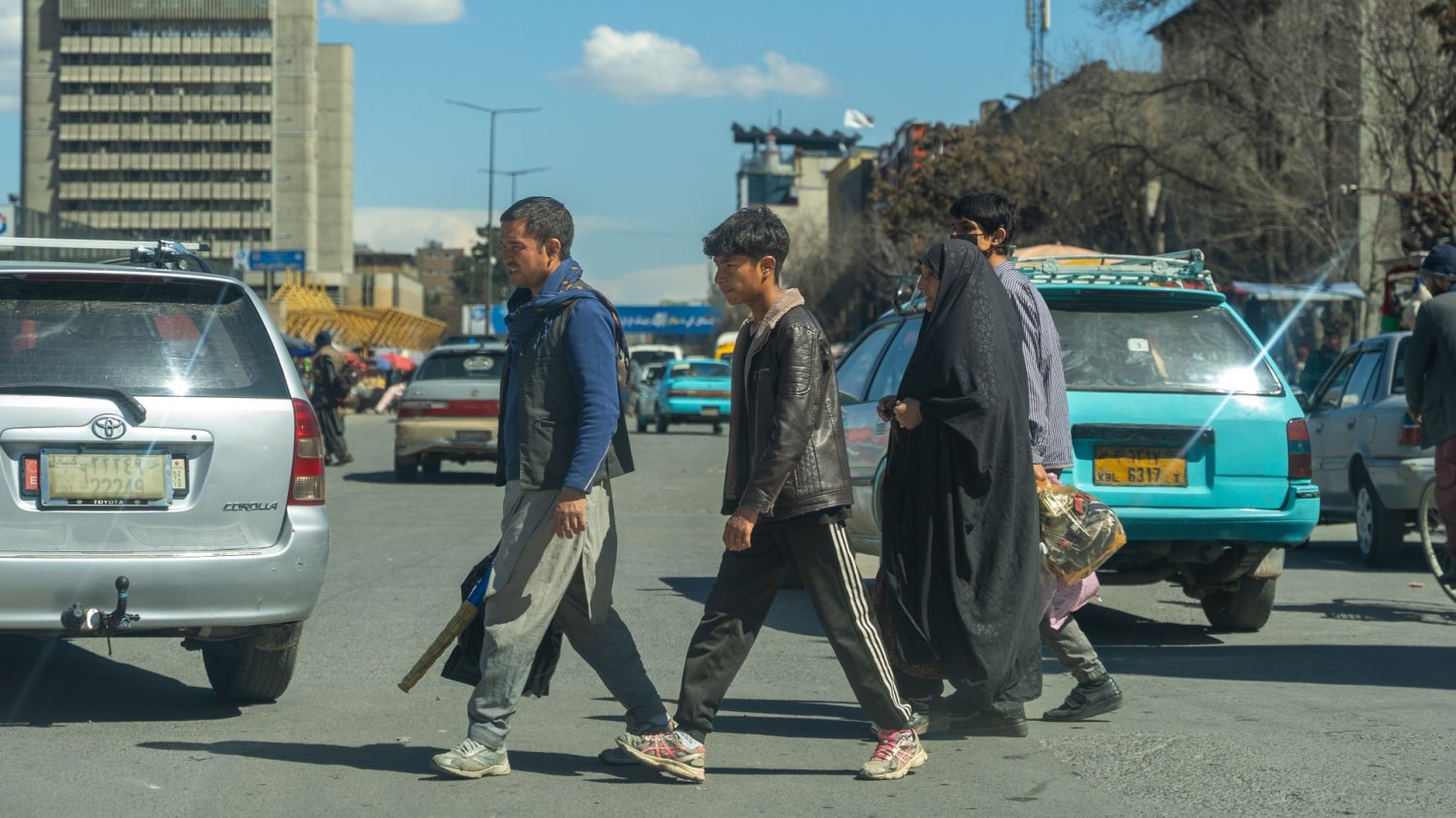 Afgańczycy nie chcą odpuścić Berlinowi ws. niemieckich wiz. Młodzi mężczyźni z Afganistanu na tle miasta Kabul