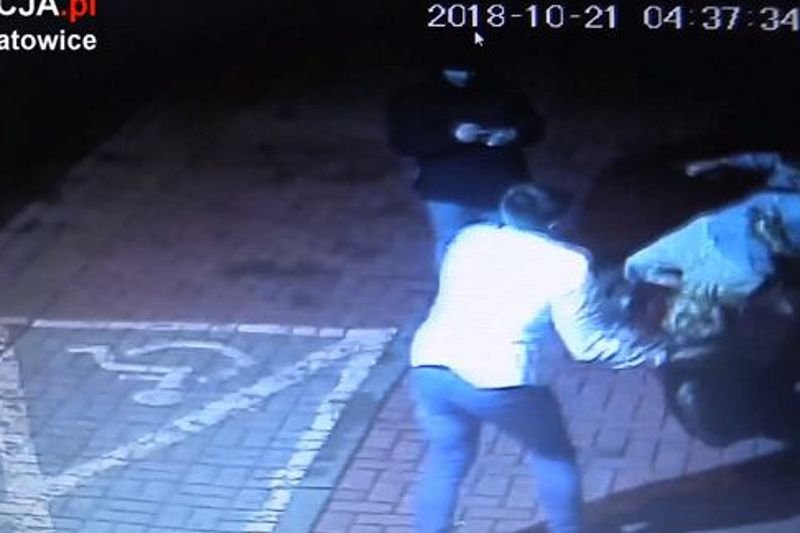 Policja w Katowicach poszukuje mężczyzn, którzy zdewastowali rzeźbę Witkacego.