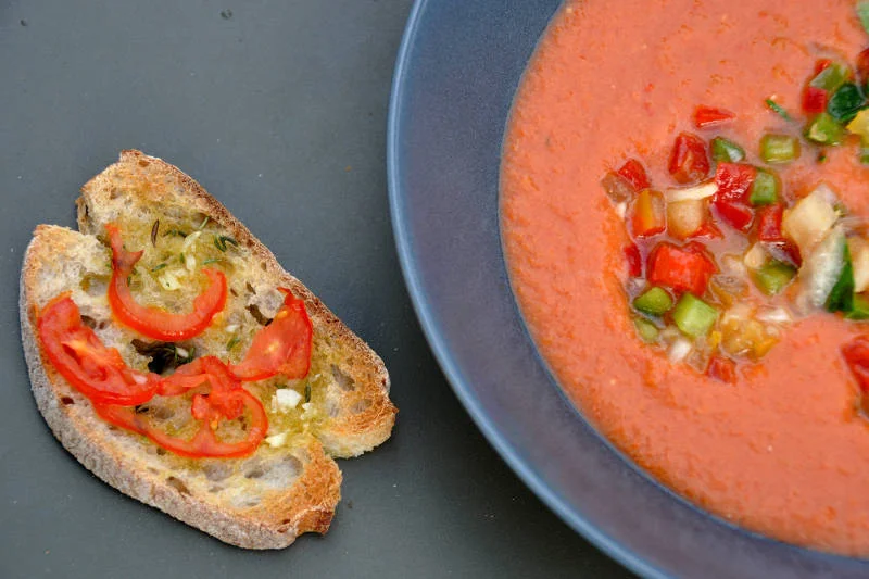 Gazpacho i bruschetta z pomidorami - dobry zestaw na lunch lub kolację w taki dzień jak dziś!