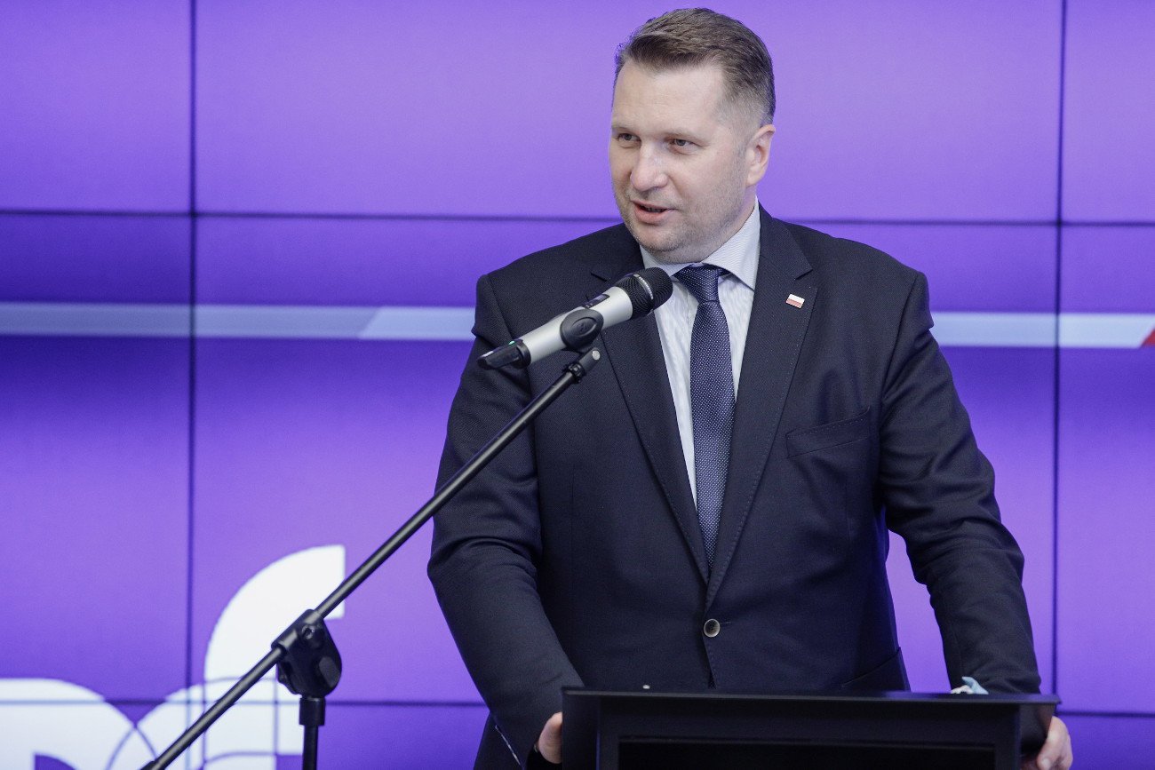 "Właściwe wychowanie kobiet, a mianowicie ugruntowanie dziewcząt do cnót niewieścich" – tymi słowami doradca ministra edukacji wywołał oburzenie.