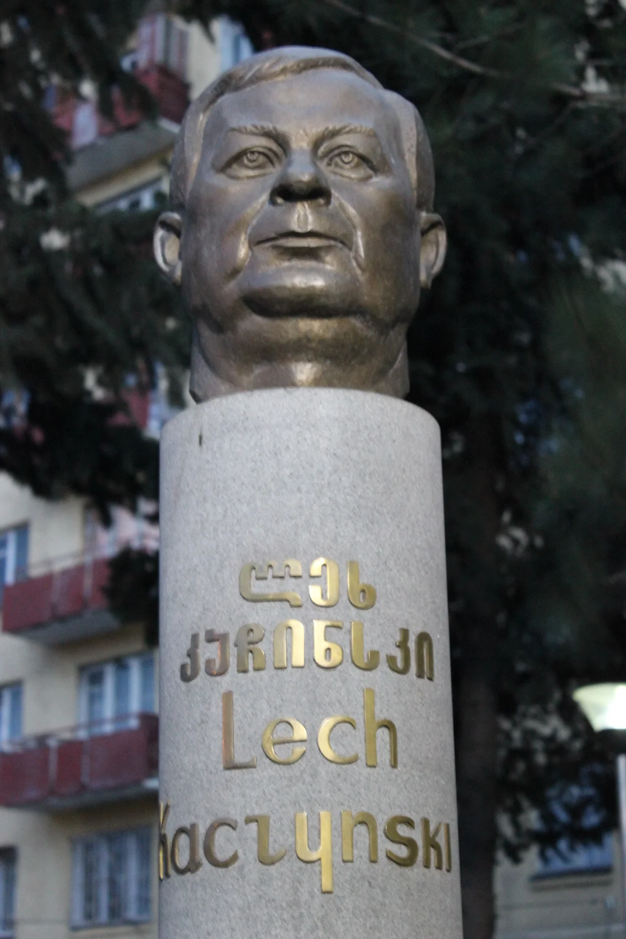 Popiersie Lecha Kaczyńskiego w Tbilisi.