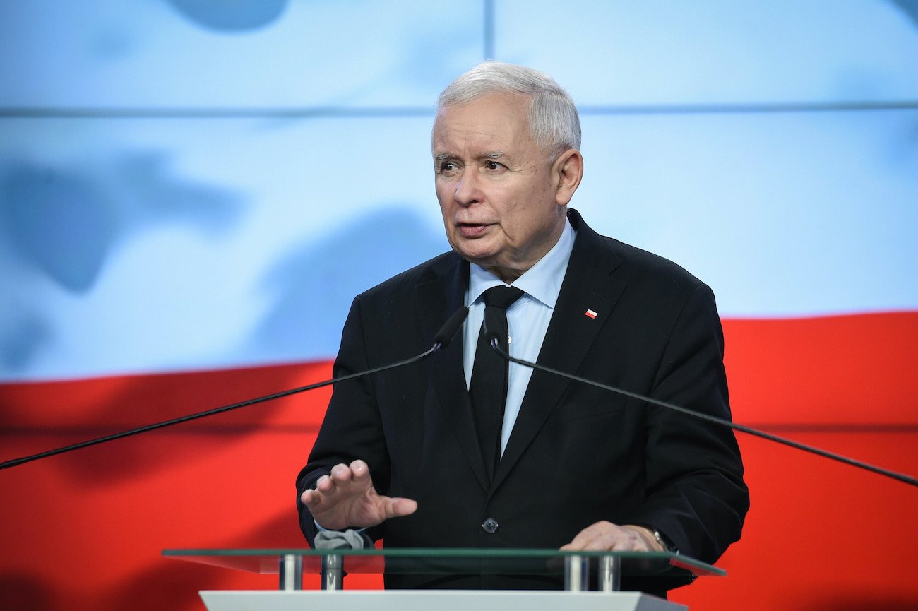 Zjednoczona Prawica utrzymuje pewną przewagę w sondażu.