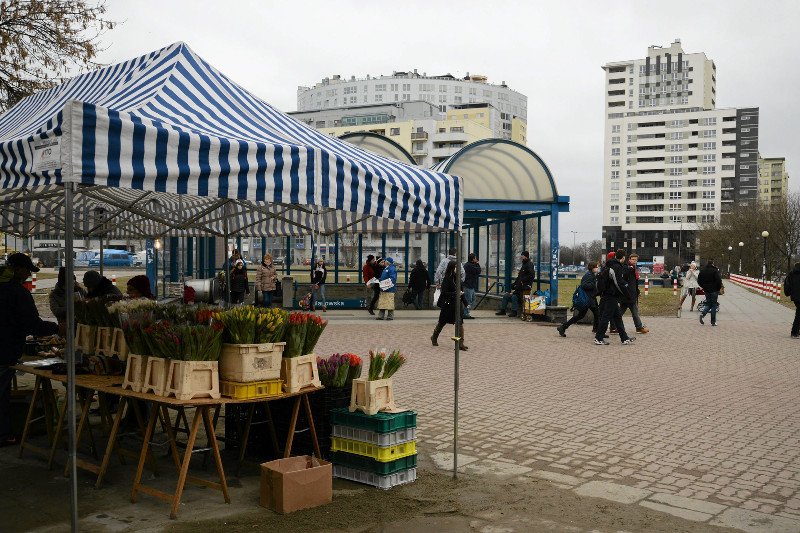 Okolice stacji Metro Wilanowska w Warszawie.