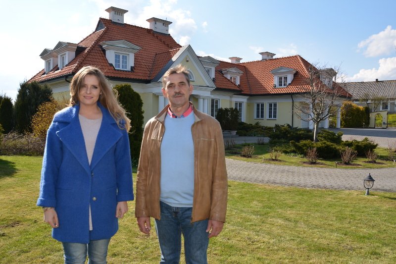 Maria Semczyszyn, ekspertka od nieruchomości oraz Pan Adam, właściciel rezydencji, wystawionej na sprzedaż za jedną trzecią wartości. Nie ma z kim tam mieszkać.