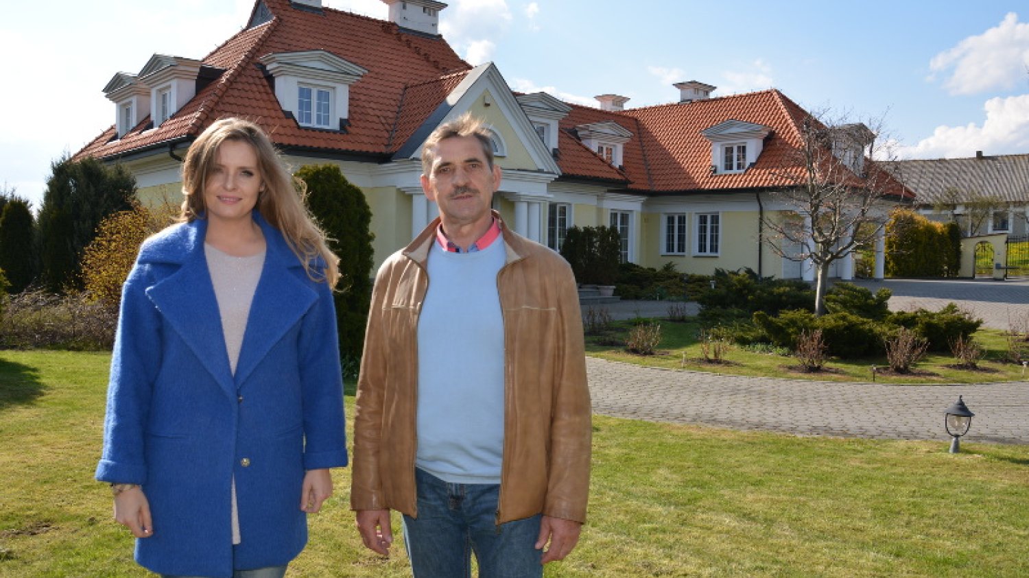 Maria Semczyszyn, ekspertka od nieruchomości oraz Pan Adam, właściciel rezydencji, wystawionej na sprzedaż za jedną trzecią wartości. Nie ma z kim tam mieszkać.