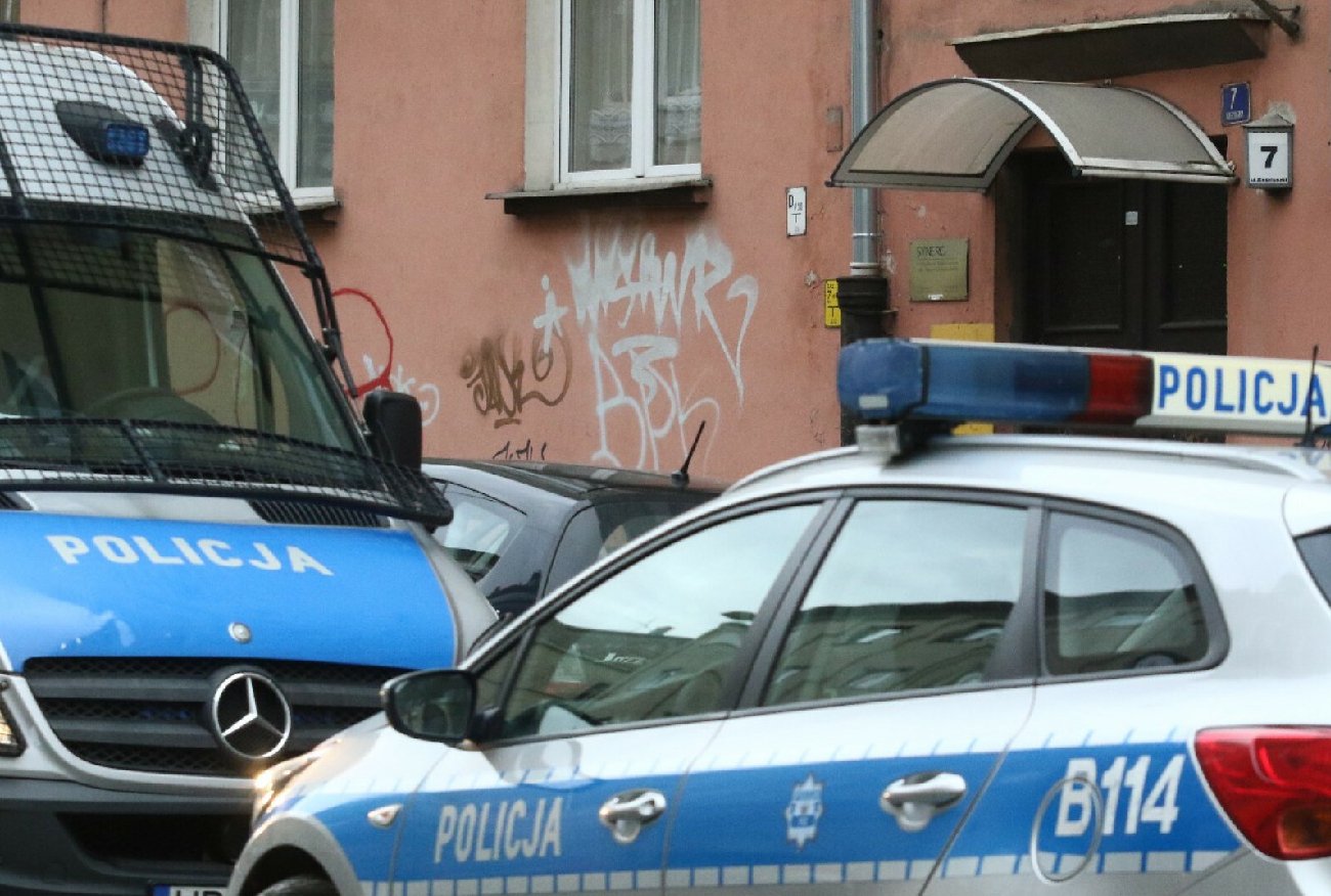 Giżycko. Artur K. zaatakował żonę nożem i wyrzucił ją z balkonu.