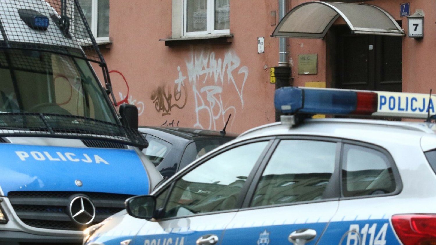 Giżycko. Artur K. zaatakował żonę nożem i wyrzucił ją z balkonu.
