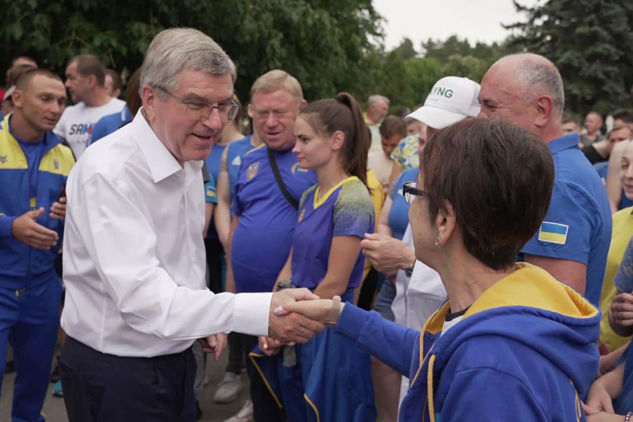 Thomas Bach podczas spotkania z ukraińskimi sportowcami. Szef MKOl dał jasny wyraz popracia dla Ukraińców.