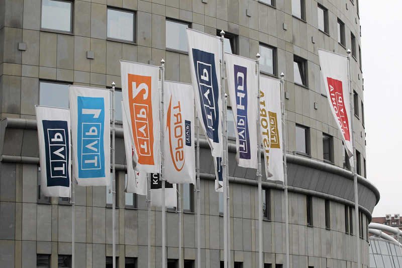 Flagi przed budynkiem Telewizji Polskiej