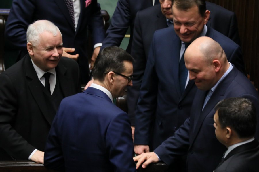 Prawo i Sprawiedliwość utrzymuje zdecydowaną przewagę nad Koalicją Obywatelską przed wyborami do europarlamentu - wynika z sondażu Oko.press.