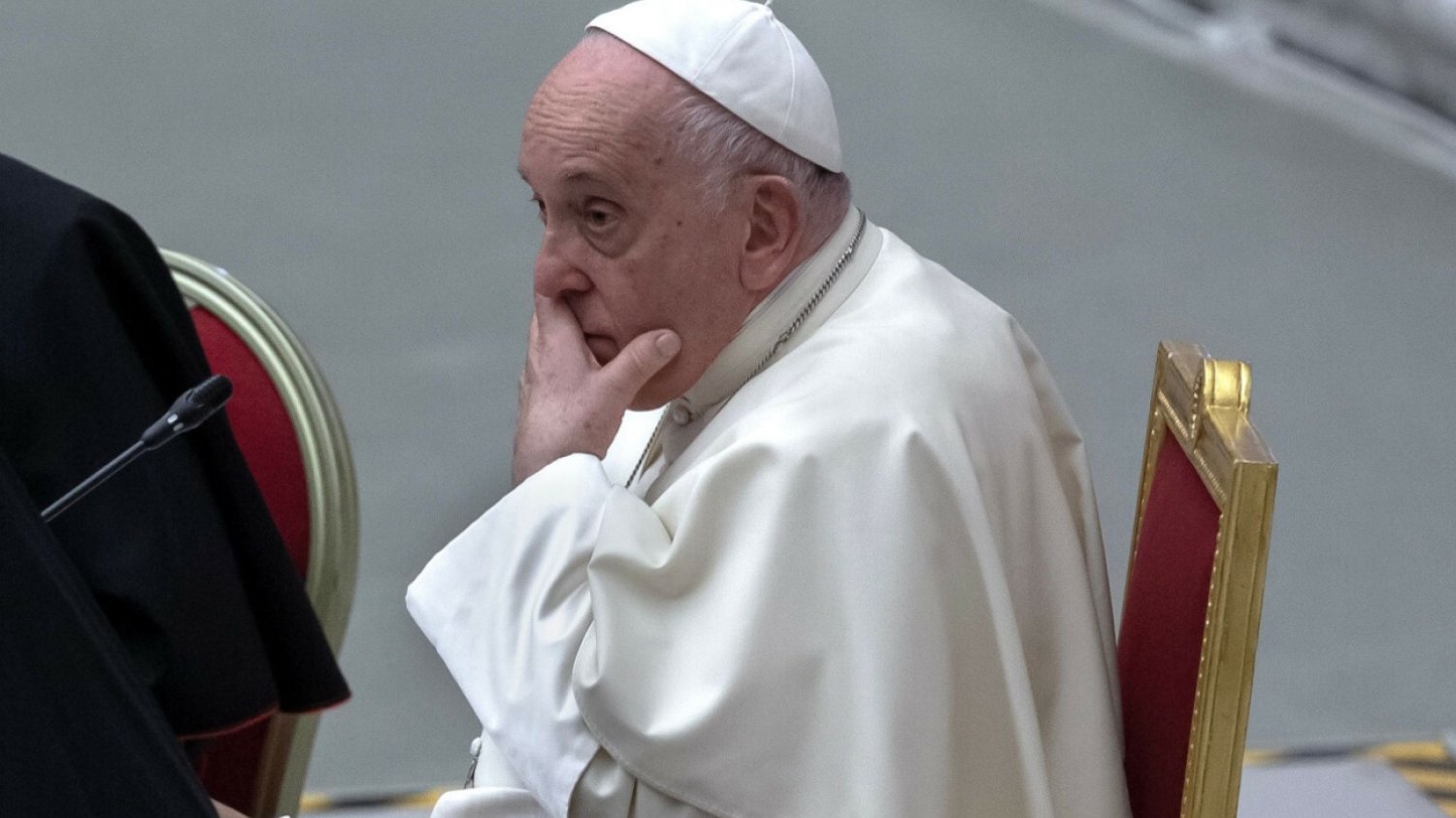 Konflikt w Watykanie. Papież Franciszek walczy o życie.
