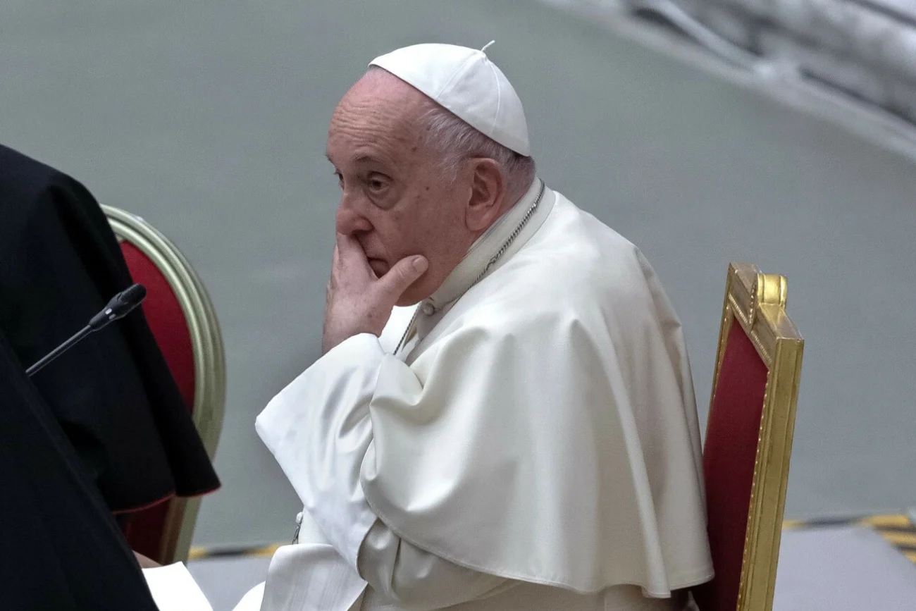 Konflikt w Watykanie. Papież Franciszek walczy o życie.