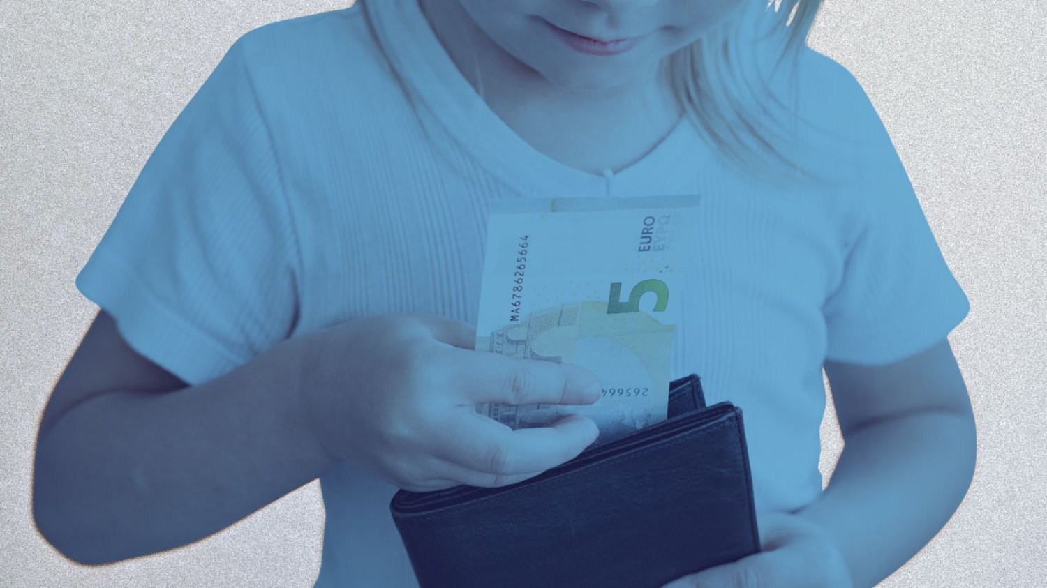 dziecko trzymające portfel z pieniędzmi