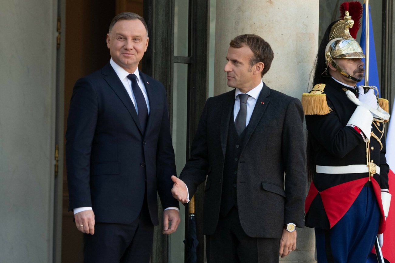 Emmanuel Macron spotkał się z Andrzejem Dudą. Polska strona zatuszowała temat niezależności polskiego sądownictwa