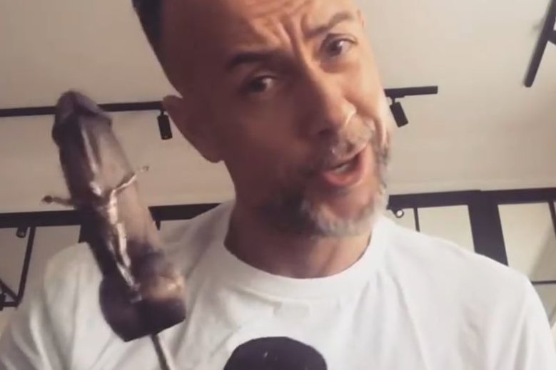 Adam "Nergal" Darski przeprosił na swoim Facebooku wszystkie osoby, które mogły się poczuć urażone jego nagraniem z 8 marca.