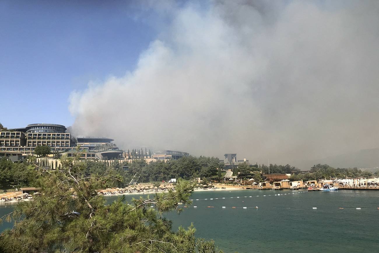Z wielu części Turcji spływają szokujące relacje z gigantycznych pożarów. Ogień silnie uderzył w takie tureckie kurorty, jak Bodrum i Marmaris oraz miasto Manavgat w prowincji Antalya. Pożary w tureckich kurortach Bodrum i Marmaris i Manavgat. Ogień zajął słynny Hotel Titanic Deluxe Bodrum.