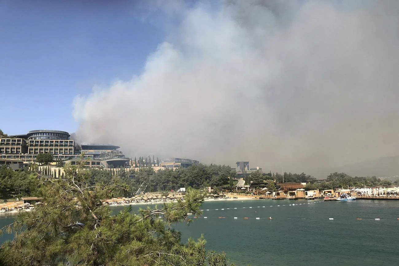 Pożary w tureckich kurortach Bodrum i Marmaris i Manavgat. Ogień zajął słynny Hotel Titanic Deluxe Bodrum.