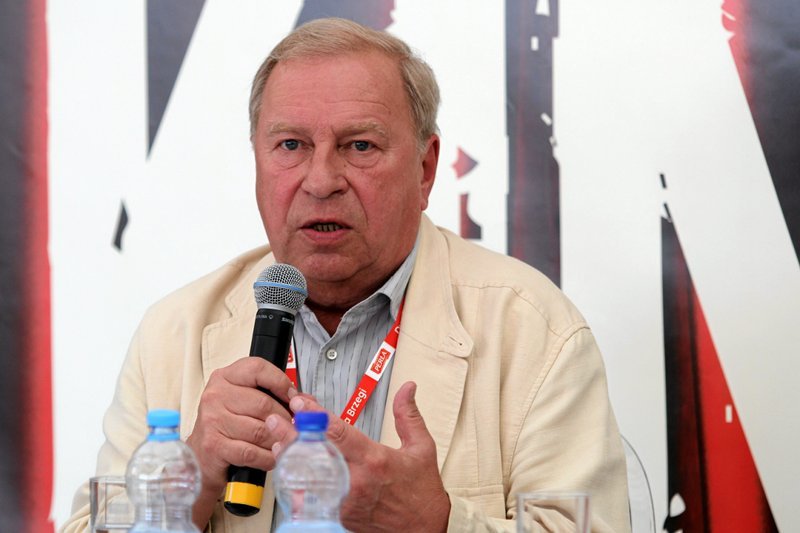 – Jakim prawem rządzi Kaczyński? - pyta Jerzy Stuhr i dodaje, że PO kona.