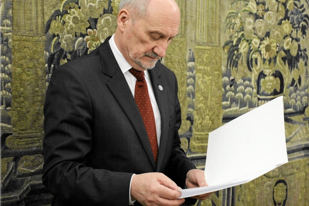 Poseł PiS Antoni Macierewicz podczas pracy w Sejmie