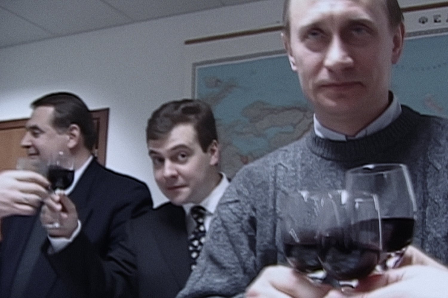 "Świadkowie Putina" to film w reżyserii Witalija Manskiego, w którym zza kulis obserwujemy dojście Władimira Putina do władzy