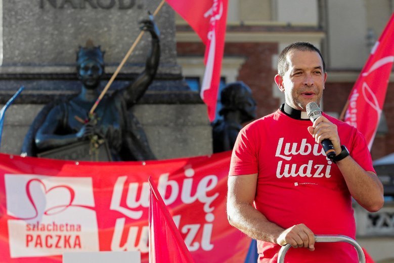 Ks. Jacek Stryczek odszedł ze Stowarzyszenia Wiosna, gdy wybuchła afera mobbigowa. Teraz wraca tylnymi drzwiami?