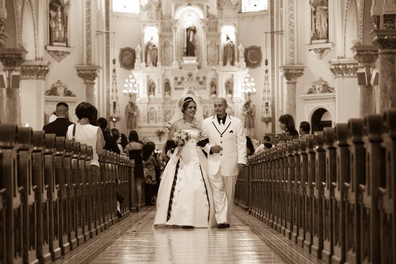 Większość panien młodych marzy o białej sukni i przysiędze składanej przed ołtarzem, nawet jeśli nie chodzą do kościoła. Tradycja czy hipokryzja?