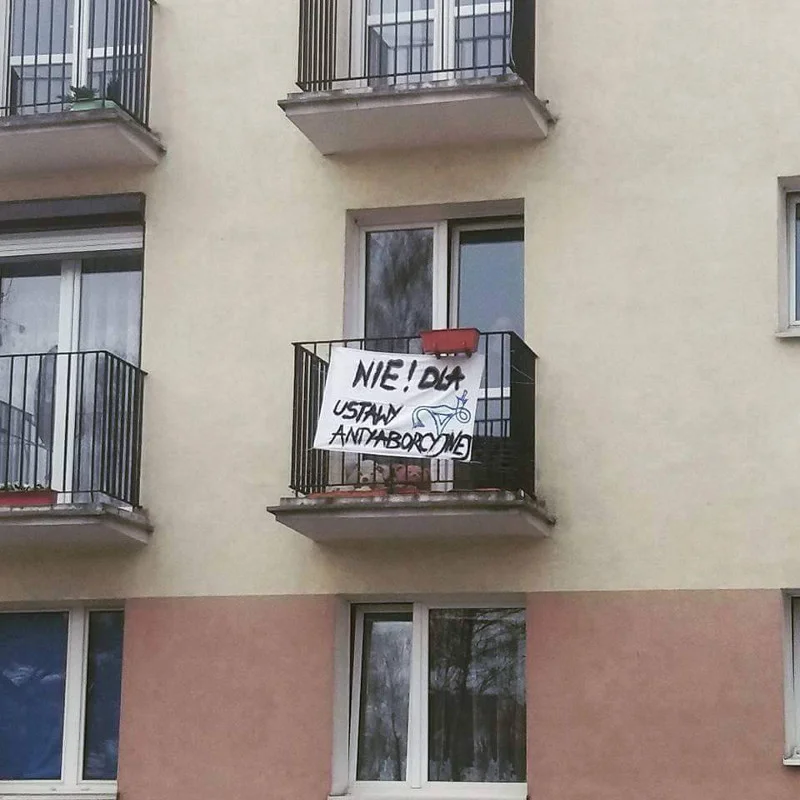 Balkon w Poznaniu. Kobiety i mężczyźni protestują przeciwko zaostrzeniu prawa aborcyjnego na wiele indywidualnych sposobów.