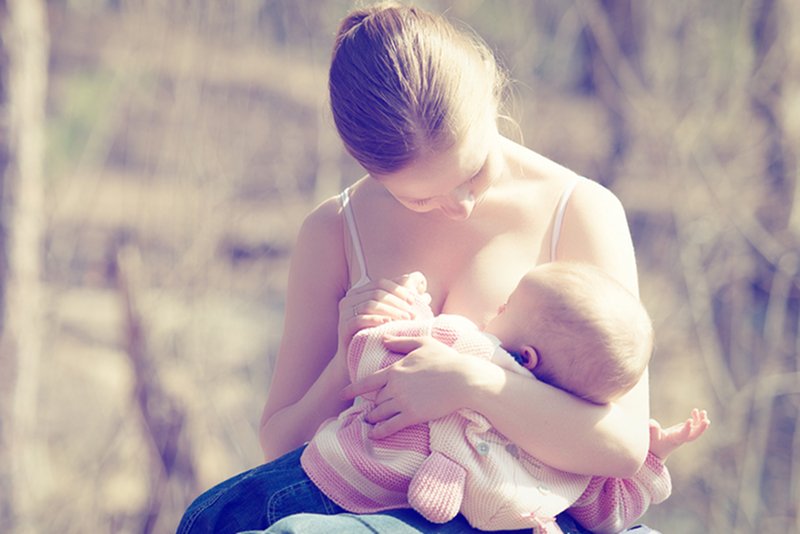 Jak reagować na kobiety karmiące piersią publicznie?