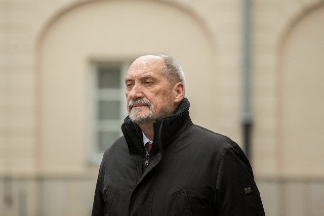Antoni Macierewicz twierdzi, że tabuny ochotników walą drzwiami i oknami do WOT.