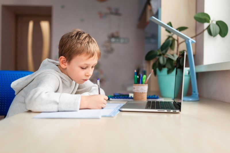 Uczniowie czwartej klasy dostaną od rządu darmowe laptopy