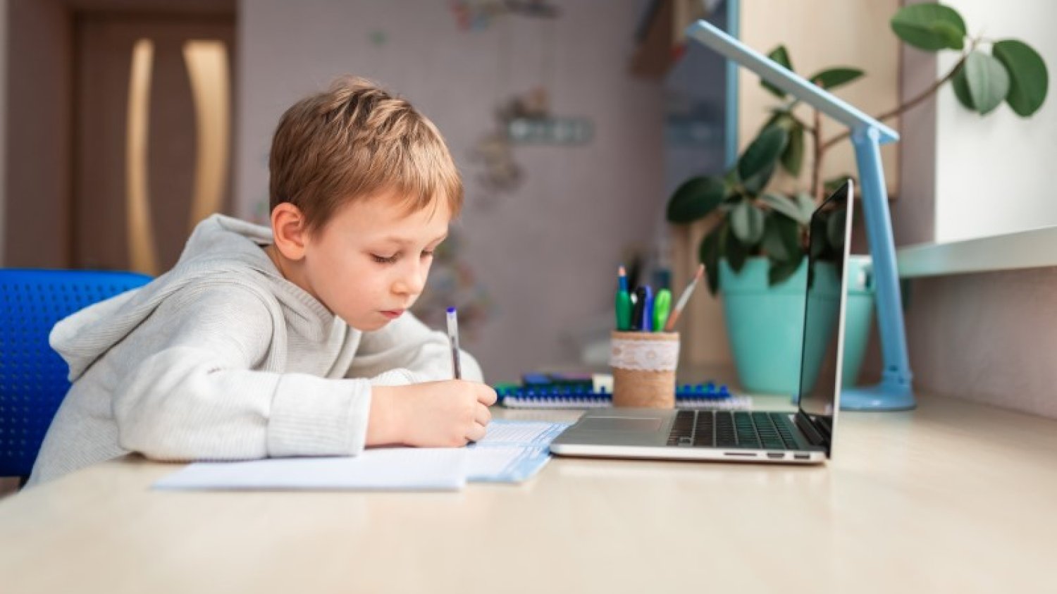 Uczniowie czwartej klasy dostaną od rządu darmowe laptopy