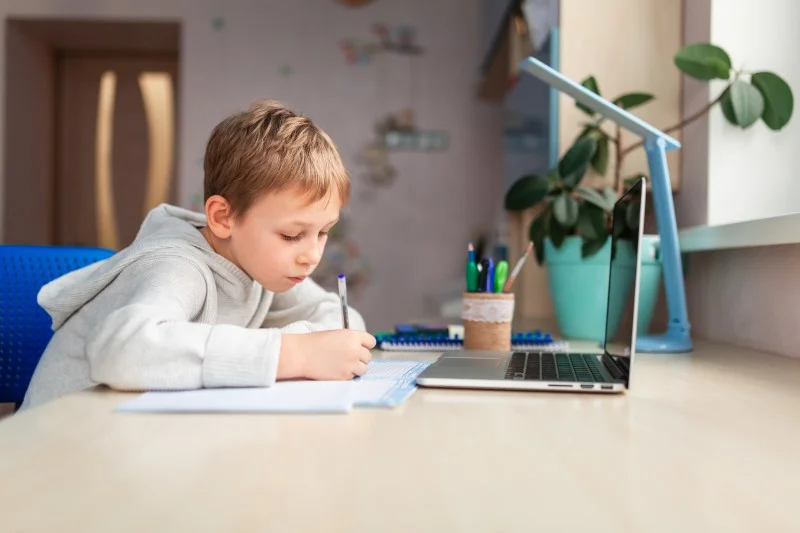 Uczniowie czwartej klasy dostaną od rządu darmowe laptopy