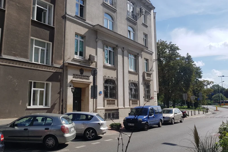 Lokal znajduje się dosłownie kilkadziesiąt metrów od bocznego wejścia do gmachu Ministerstwa Sprawiedliwości.
