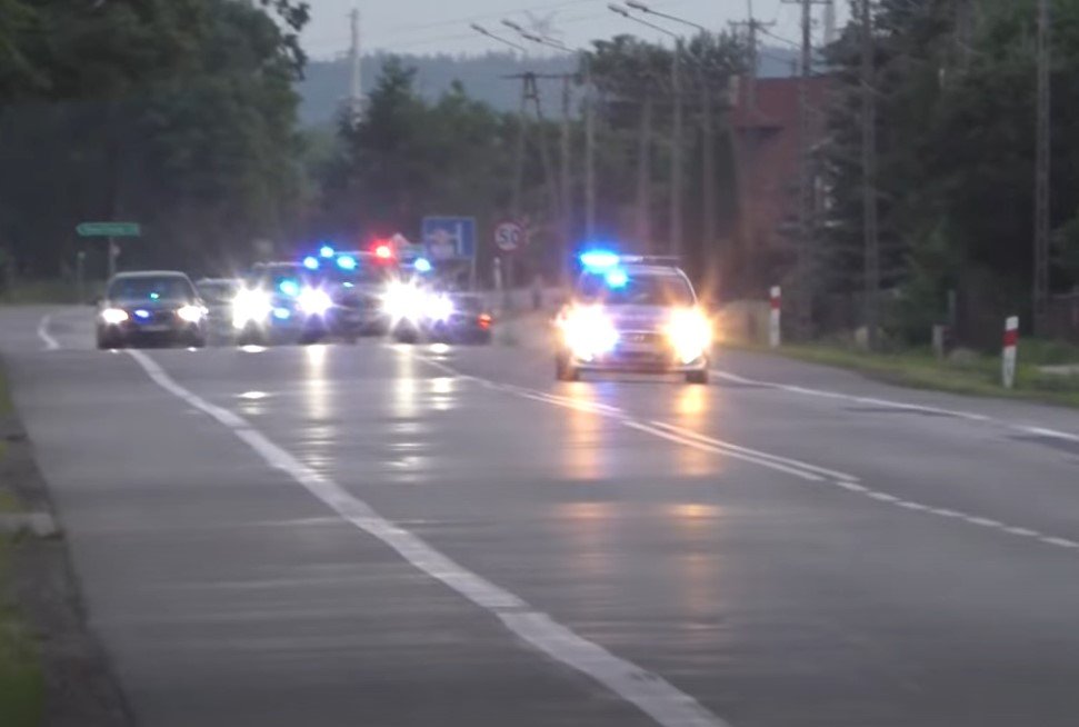 Kolumna z Andrzejem Dudą jechała z ogromną prędkością w terenie zabudowanym.