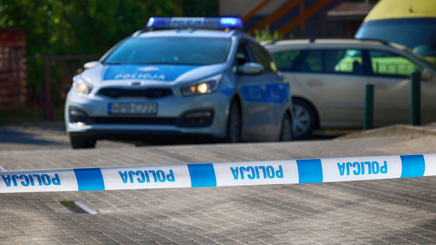 12-latka z Jeleniej Góry została przesłuchana. Jest komunikat śledczych samochód policyjny i taśma policyjna