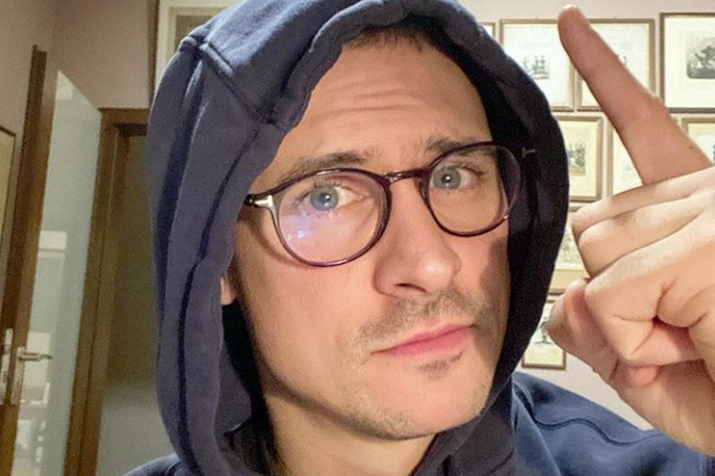 Mateusz Damięcki w oryginalny sposób namawia do udziału w charytatywnej akcji.