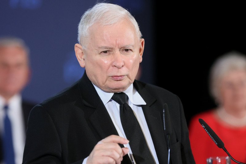 Sondaż partyjny: Spadek poparcia dla PiS skraca dystans między KO