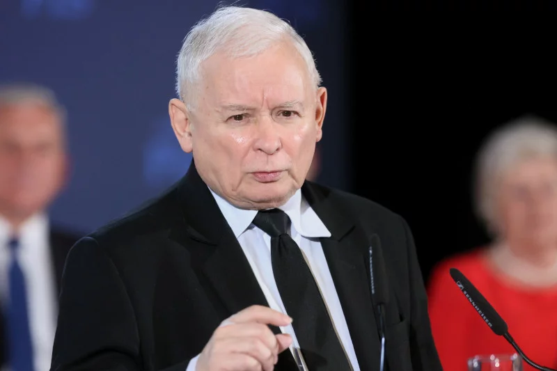 Sondaż partyjny: Spadek poparcia dla PiS skraca dystans między KO