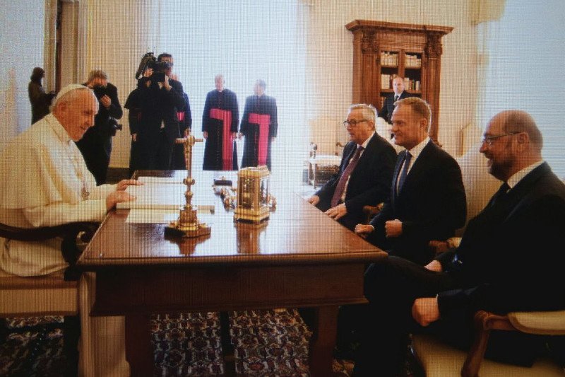 Donald Tusk wygłosił laudację dla papieża po polsku i angielsku.