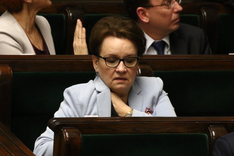 Minister Anna Zalewska zapewniała, że polskich szkołach przybyło od września etatów. Dane dotyczące odpraw dla nauczycieli przeczą jej słowom.