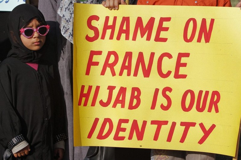 Zamach w Paryżu wysuwa na pierwszy plan pytania i integrację muzułmańskich imigrantów we Francji