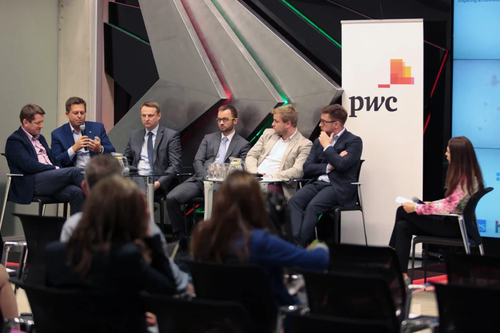 foto: Leszek Wiśniewski, od lewej: Jarosław NIechcielski (EmiTel), Daniel Maksym (NCBiR), Marcin Łata (Ministerstwo Infrastruktury i Rozwoju), Piotr Pietrzak (W Investments), Tomasz Czapliński (LMS Invest), Jakub Domeracki (Idea Bank) oraz Olga Kozierowsk
