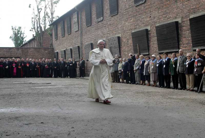 Papież Benedykt XVI w obozie Auschwitz podczas pielgrzymki do Polski w 2006 roku