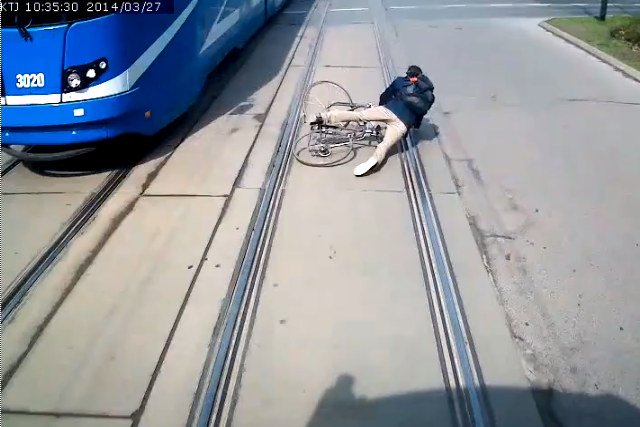 Rowerzysta przewrócił się tuż przed wyprzedzanym tramwajem