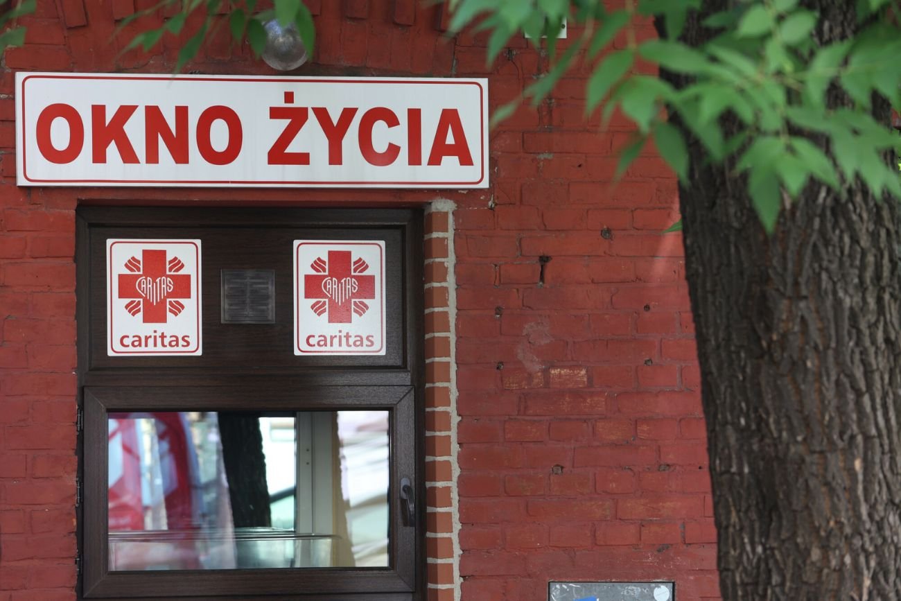 Sześcioletnia dziewczynka zostawiona w oknie życia. Policja mówi nam o okolicznościach zdarzenia