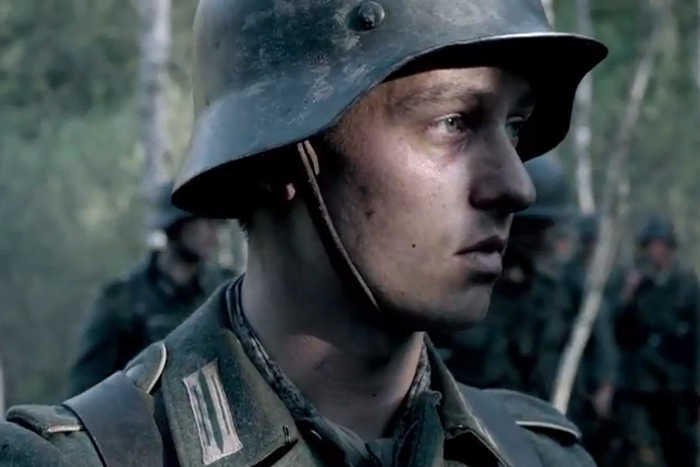 Kadr z filmu "Unsere Mütter, unsere Väter" przedstawiającego żołnierzy AK jako antysemitów.