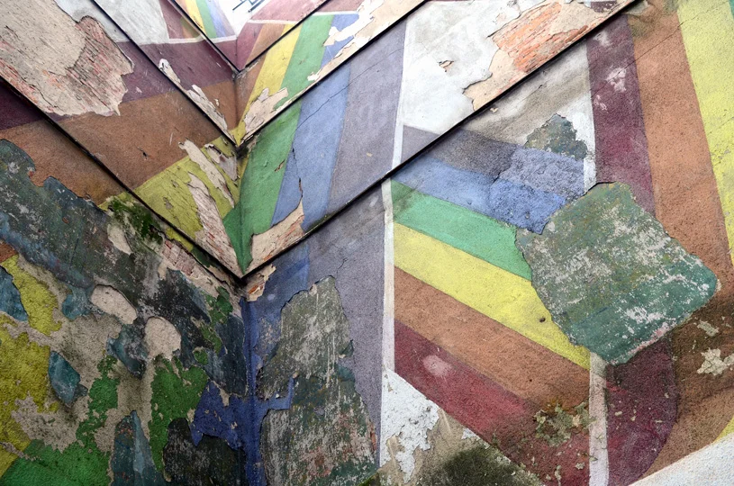 Ukryty w podwórku mural-reklama Społem.